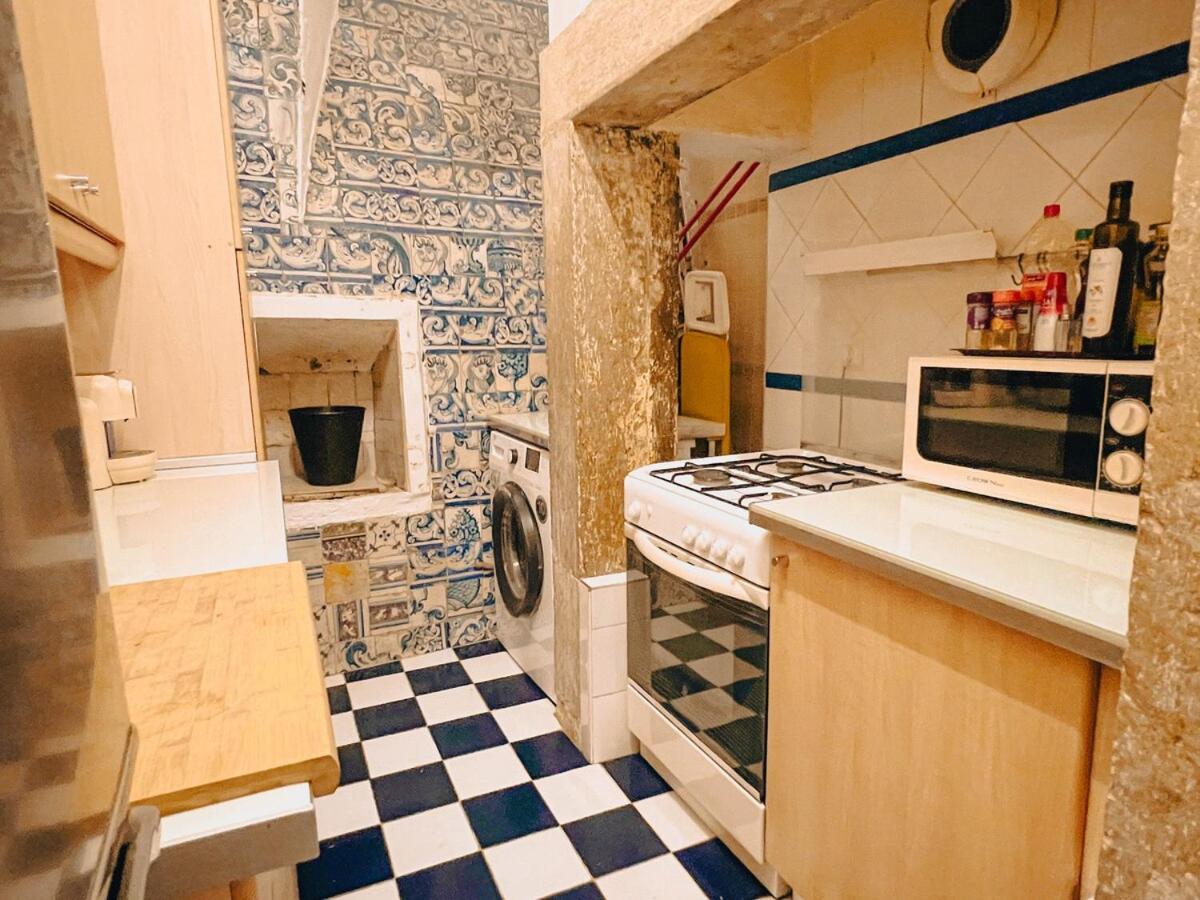 Charming 5 Bedroom In Traditional *